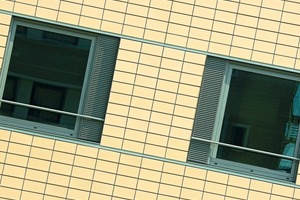  Die neuen Aluminiumfenster sind eine Sonder­lösung, die eine Grundlüftung, die Nachtaus­kühlung und den Sonnenschutz integriert 