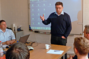  Georg Mauser (l.) hat sein Unternehmen mit Unterstützung des Coaches Karl-Heinz Vossenkuhl (m.) in Schwung gebracht 