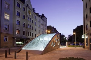  Das Glasdach gestaltet einen architektonisch gelungenen Übergang zwischen U-Bahnhaltestelle und Kaulbachplatz. 