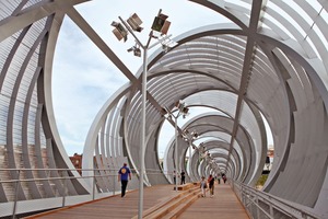  Im Inneren der Brücke schafft das sanft gebrochene Licht eine angenehme Atmosphäre. 