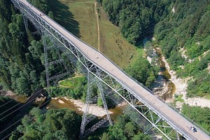  Die Haggenbrücke erhielt im Zuge von Sanierungsmaßnahmen einen Suizidschutz aus Edelstahlseilen. 