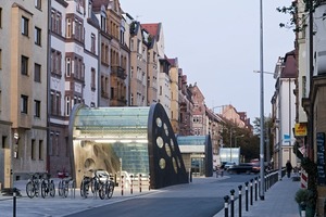  Die Glas-Edelstahl-Dach der U-Bahn-Eingänge auf dem Kaulbachplatz fügen sich in das architektonische Bild der Nürnberger Altstadt ein. 