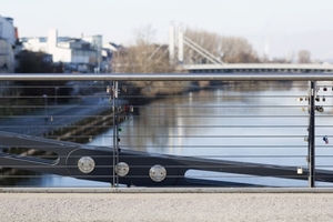  Gespannte Edelstahlseile und ein Handlauf aus Edelstahl Rostfrei kennzeichnen die Kettenbrücke in Bamberg. 