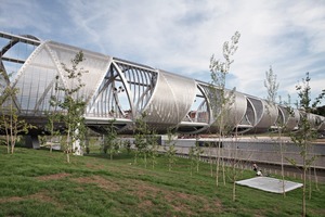  Edelstahlgewebe vom Typ Escale umschlingt die Brücke auf voller Länge und verwandelt sie in eine schimmernde Helix. 