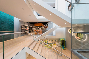  Puristisch und leicht − die Treppenanlage, eine 18 Tonnen schwere Stahl-Glas-Konstruktion, verbindet drei Etagen. 