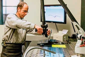  Urs Stieger prüft ein freiformgebogenes Rohr mit dem Lasermesssystem 