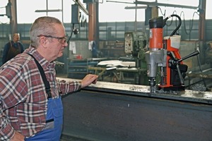  In früheren Tagen hat Metallbaumeister Oswald Ploner mit viel Kraftaufwand die Löcher selbst in den Stahl gebohrt, heute kann er der Maschine zuschauen 