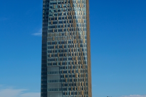  Textur und Ornamentik in der Fassade des Allianz Towers nehmen Bezug zur Architektursprache des Orients auf. 
