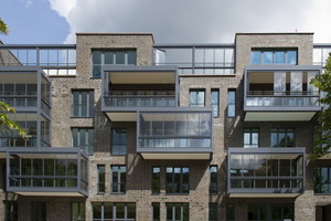  Komplett verglast: die Balkone und Dachterrassen des Neubaues im Hamburger Karolinenviertel 