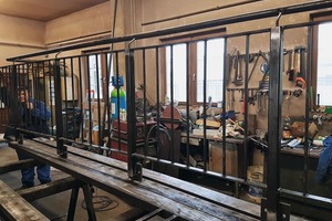  In der Werkstatt von Liebehenschel arbeiten die Metallbauer an einem Geländer mit Handlauf. 