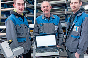  Metallbaumeister Werner Regel (m.) und seine Söhne Jan (l.) und Björn (r.) nutzen Flexijet 