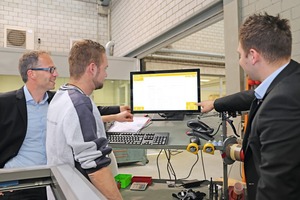  Die Touch-Screens für den Info-Server finden in jeder Werkstatt Platz. Martin Kunz von der Firma Bühlmann (m.) wurde von Orgadata-Mitarbeitern Markus Egli (l.) und David Mate Ban eingewiesen. 