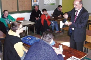  Dieter Kocab, Experte für Schweißtechnik, berichtet der Fachklasse für Metallbau an der David-Roentgen-Schule in Neuwied von neuen Technologien  