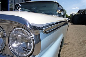  Der 1959er Ford Galaxie hat viele Edelstahlteile, die bei einer Restauration hochglanzpoliert werden. 