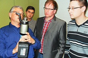  Experte Dirk Wingendorf (l.) mit OStR und Autor Michael Höhler (mitte) vor der Lerngruppe bei der Einstellung des Akkuschraubers. 