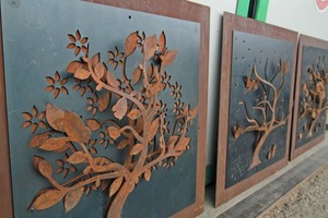  Eine Arbeit, die für Detailtreue spricht: 3D-Bilder mit Bäumen im Verlauf der vier Jahreszeiten (Cortenstahl und Schwarzstahl geölt). 