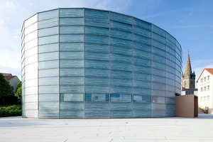  Rund 550 m² Glassfassade zieren die Filialkirche St. Bonifatius in Dietenhofen. 
