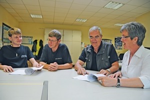  Hedwig Wecker setzt auf Kommunikation: eine Besprechung mit Manfred Wecker, Olaf Zinkhöfer und Metallbaumeister Robert Brüne (v.r.n.l.) 