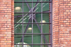  Hochwärmedämmende Glasscheiben wurden in einen Stahlrahmen aus Janisol Primo gefasst und eine Sprossung aus T-Stahlprofilen von außen aufgesetzt.  