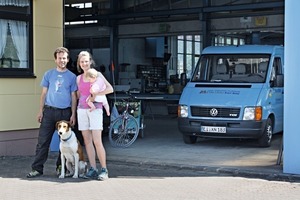  Metallbauunternehmer Ludwig Bittl achtet auf Work-Life-Balance: Zum Familienbetrieb gehören Ehefrau Karolin, Tochter Marie und Hund Poldi 