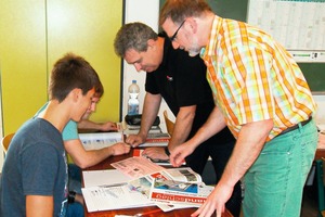  Experte Roberto Weyda (m.) und Lehrer Michael Höhler (r.) unterstützen dessen Schüler beim Bearbeiten des Lernjobs 