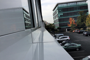  Ein saniertes Bürogebäude in Offenbach: Integration der äußeren Fensterbank in die Vorsatzschale. 