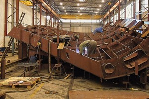  The hall was not produced on-site in one piece, but rather segmented by the Stralsund shipyard suppliers Ostseestaal and Formstaal. Produziert wurde die Halle nicht vor Ort an einem Stück, sondern segmentiert bei den Stralsunder Werftzulieferer Ostseestaal und Formstaal. 