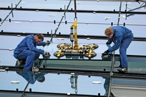  Der Einbau der Glasscheiben forderte präzises Arbeiten bei windiger Wetterlage 