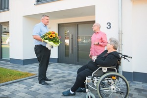  Metallbauer Alexander Repp (l.) freut sich mit den Bauherren Brigitte und Robert Kaczmarek über das gelungene Objekt. 