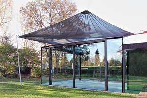  Die Bäume und das Segel schützen im Pavillon vor Sonnenstrahlen. 