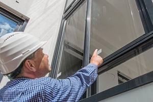  The joint between glazing and balcony panel is closed using an adjustable profile.Die Balkonverglasung fügt sich nahtlos in die Fassade ein. 