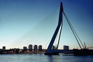  Beim Bau der Erasmus-Brücke in Rotterdam wurden 4.200 t TM-Bleche der Güten S355 M/ML verarbeitet. 