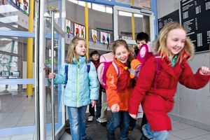  Türschließer mit stark abfallendem Öffnungsmoment ermöglichen eine leichte Benutzung — Kinder tun sich mit dem Öffnen solcher Türen leichter. 