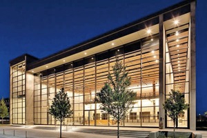  Eine lichte Fassade verbindet sich mit dem Einsatz von Stahlprofilen und Glas: Die Dallas City Performance Hall in den USA. 