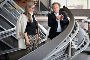  Architekten Anton Falkeis und Cornelia Falkeis-Senn bei der Bemusterung einer Textilfassade. 