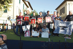  Gruppenbild mit strahlenden Siegern 