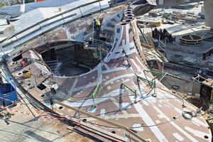  In the area of the „twist“, the only hall support that was used were metal sheets up to 60 mm thick. Im Bereich des »Twists«, der einzigen Hallenstütze, kamen bis zu 60 mm dicke Bleche zur Anwendung.  