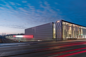  Das Bauhaus Halensee am Berliner Kurfürstendamm überzeugt durch die Fassade mit dreidimensional gefalteten Aluminiumpaneelen.  