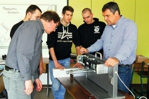  Michael Höhler (l.) und Jürgen Klönne (r.) von Dorma schauen mit den Schülern hinter die Kulissen einer Türschließanlage. 