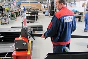  Hat für die Produktion viele Vorteile: Der neue Gehrungsflächen Automat für die Schnittkanten Versiegelung. 