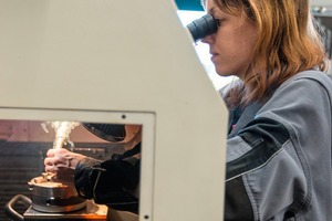  Tanja Meyer schweißt mit ruhiger Hand unter dem Mikroskop an der Trumpf-Laserschweißanlage. 