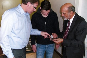  Andreas Adams (m.) spricht mit Kocab (r.) und seinem Lehrer Höhler (l.) über das WIG-Verfahren 