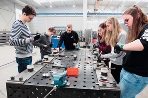  Am Metallbau interessiert: Fünf Mädchen und ein Junge nahmen am Girls’ und Boys’ Day bei Stahlbau Hahner teil. 