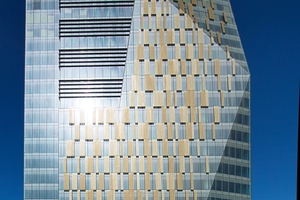  Die Kombination von senkrechten und geneigten Fassadenflächen prägt das geschliffene Design des obeliskförmigen Büroturms. 