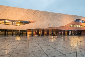  Für die Fassade des Toruner Kultur‐ und Kongresszentrum hat Aluprof biegbares Aluminium entwickelt. 