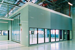  Moderne Industriearchitektur: Durchblickfenster schaffen offene Strukturen. 