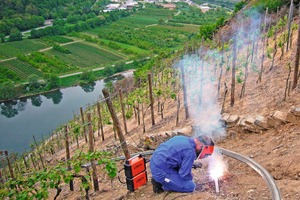  Metallbaumeister Andreas Klöckner setzt sein mobiles Akku Schweißgerät für Arbeiten in den Weinbergen ein. 