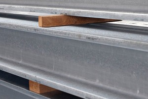  Holzlatten zwischen dem feuerverzinkten Stahl sorgen für die notwendige Belüftung 