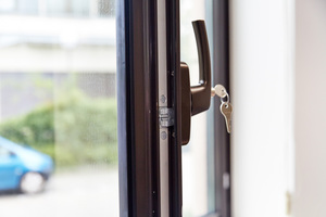  Saniert wurden die Fenster mit dem Beschlag Roto AL. 