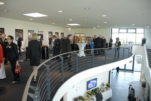  Viele Gäste bewundern die Ausstellung 